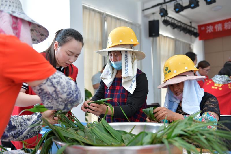 &ldquo;浓情粽意，，，，，，共享温暖&rdquo;包粽子活动.jpg